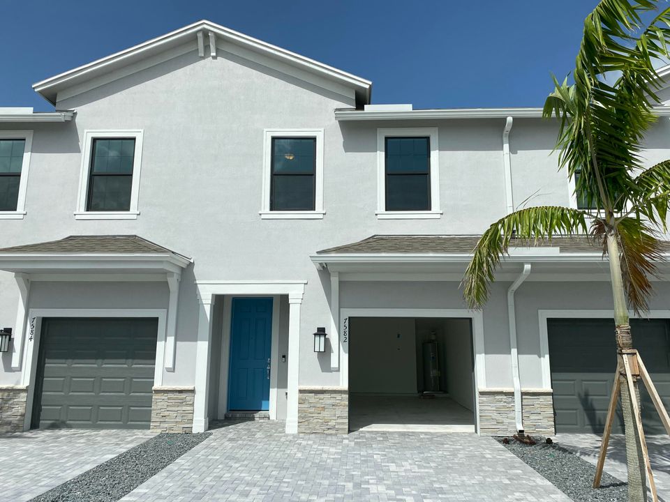 Recently Rented: $2,895 (3 beds, 2 baths, 1550 Square Feet)