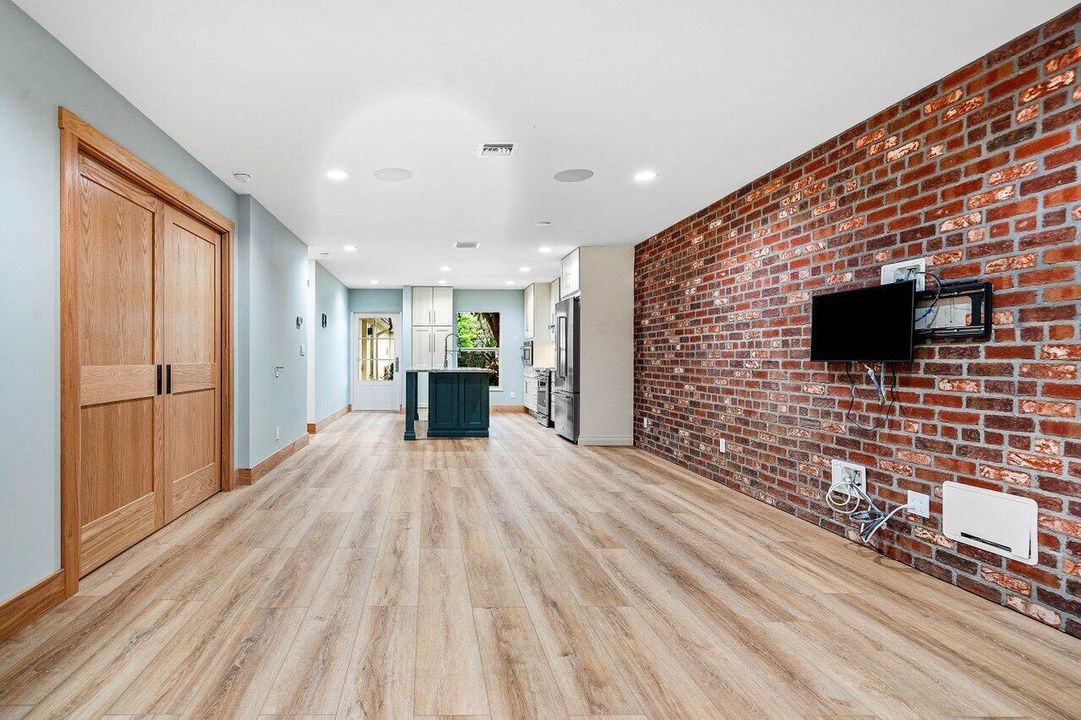 Activo con contrato: $2,150 (2 camas, 2 baños, 941 Pies cuadrados)