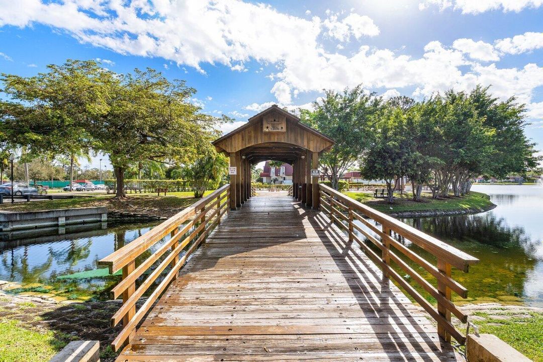 Activo con contrato: $2,150 (2 camas, 2 baños, 941 Pies cuadrados)