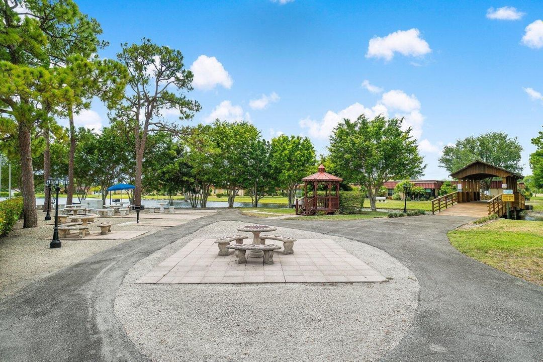 Activo con contrato: $2,150 (2 camas, 2 baños, 941 Pies cuadrados)