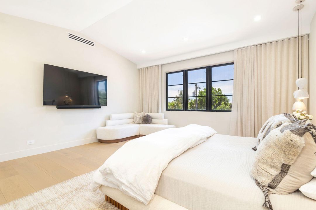 Active With Contract: $5,850,000 (4 beds, 3 baths, 3935 Square Feet)