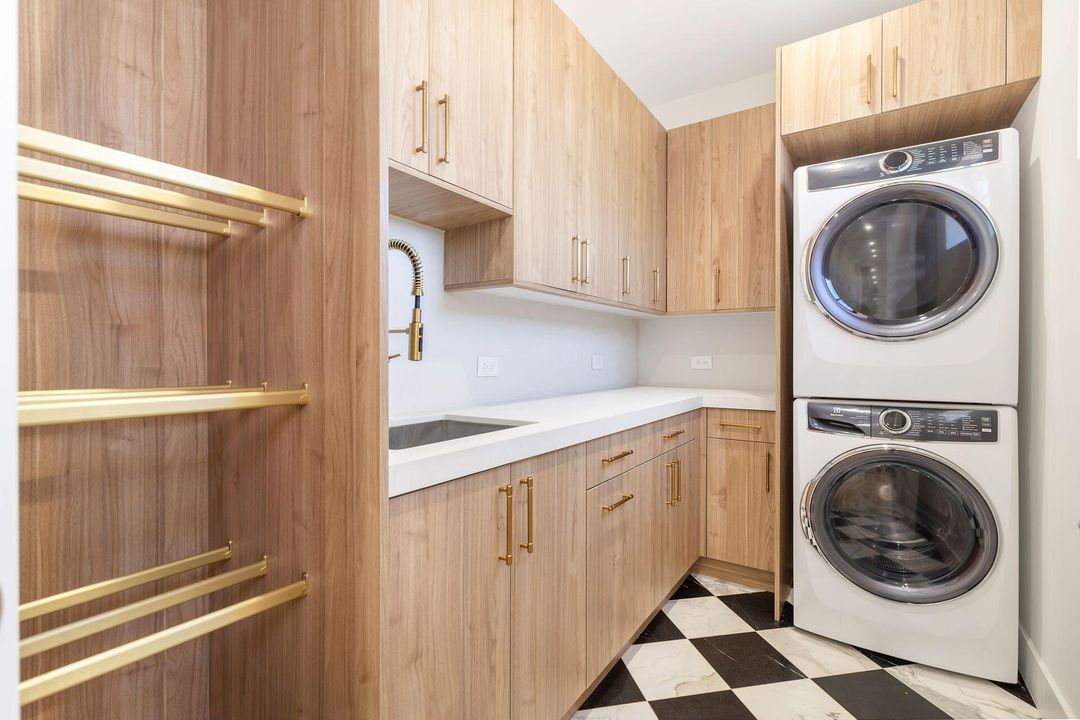 Active With Contract: $5,850,000 (4 beds, 3 baths, 3935 Square Feet)