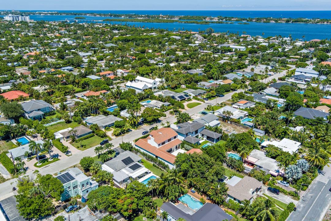 Active With Contract: $5,850,000 (4 beds, 3 baths, 3935 Square Feet)