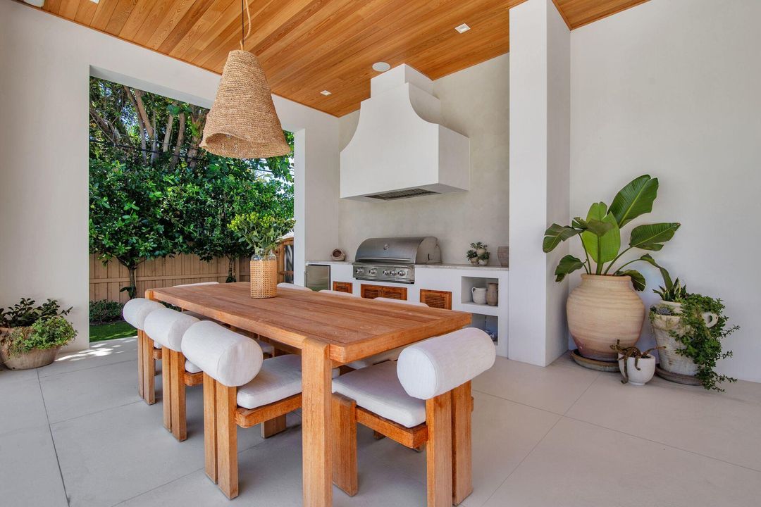 Active With Contract: $5,850,000 (4 beds, 3 baths, 3935 Square Feet)