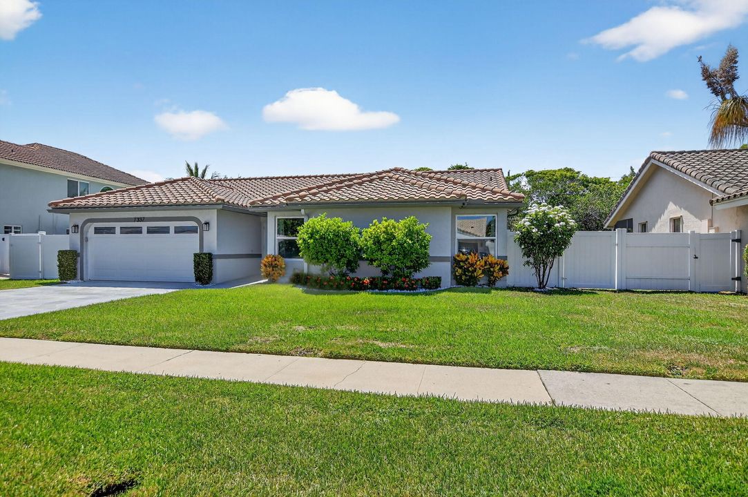 合同活跃: $799,900 (3 贝兹, 2 浴室, 1752 平方英尺)