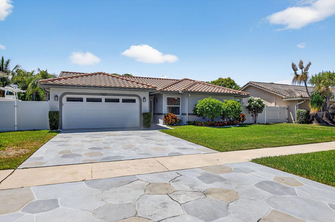 合同活跃: $799,900 (3 贝兹, 2 浴室, 1752 平方英尺)