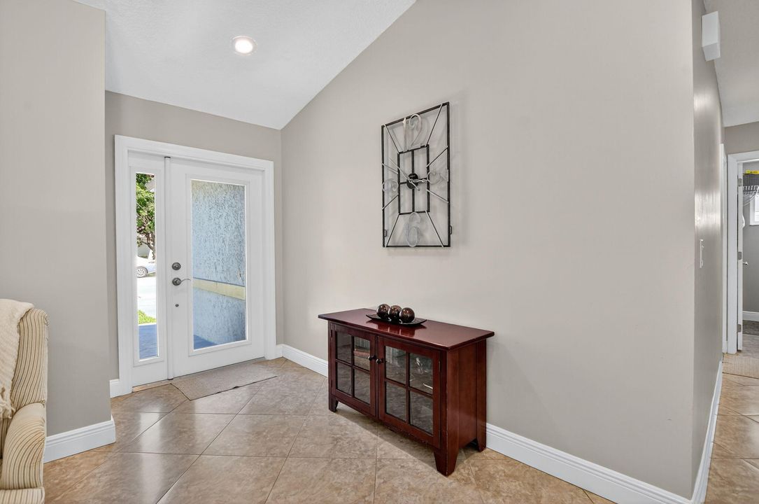 合同活跃: $799,900 (3 贝兹, 2 浴室, 1752 平方英尺)