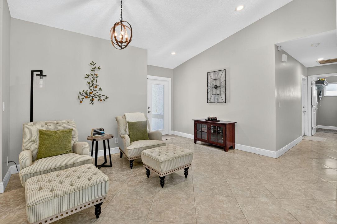 合同活跃: $799,900 (3 贝兹, 2 浴室, 1752 平方英尺)