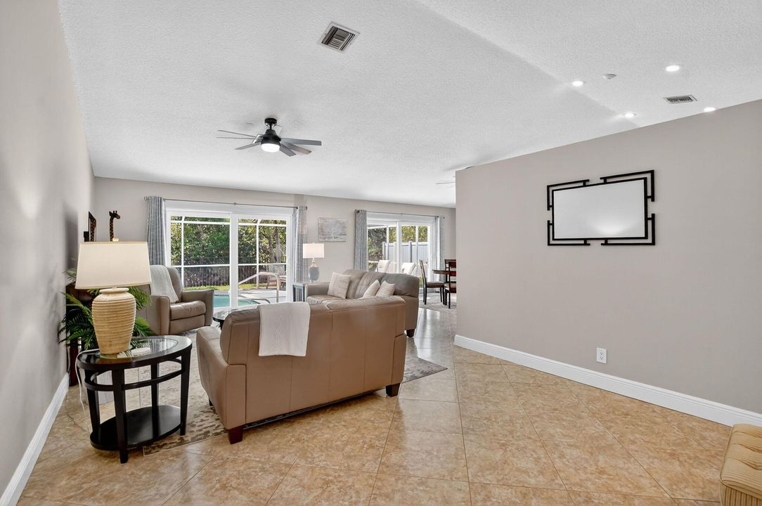 合同活跃: $799,900 (3 贝兹, 2 浴室, 1752 平方英尺)