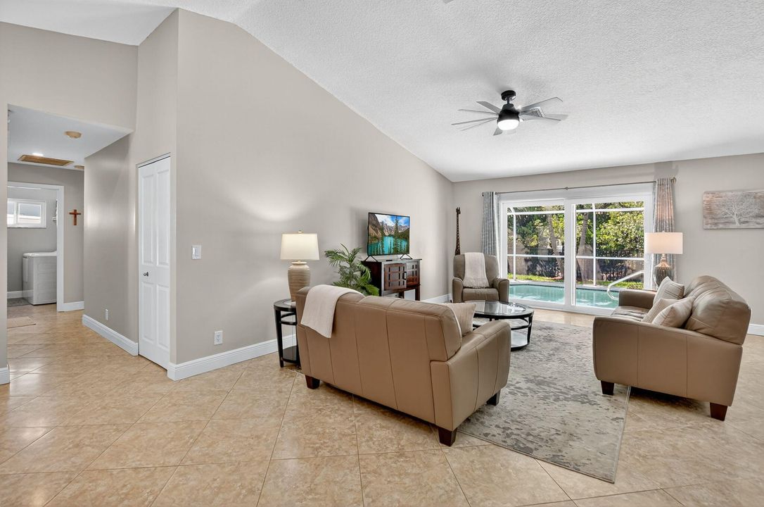 合同活跃: $799,900 (3 贝兹, 2 浴室, 1752 平方英尺)