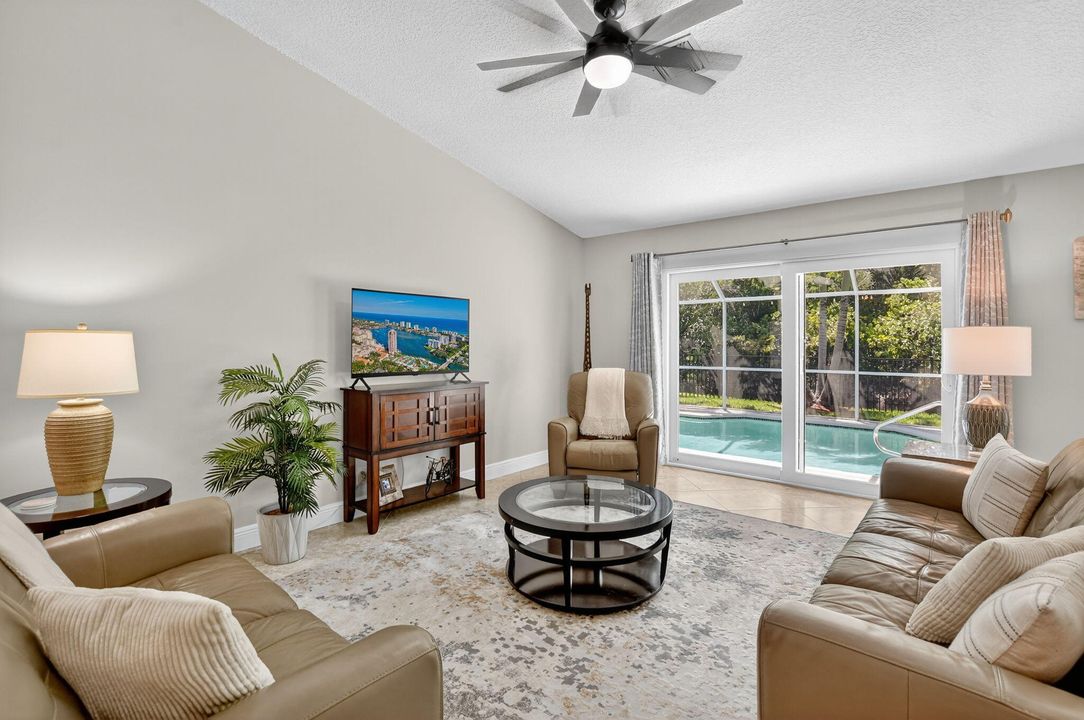 合同活跃: $799,900 (3 贝兹, 2 浴室, 1752 平方英尺)