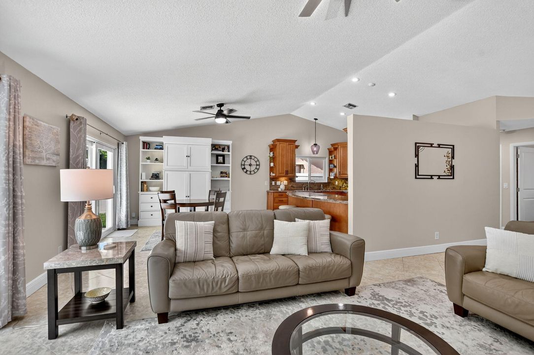 合同活跃: $799,900 (3 贝兹, 2 浴室, 1752 平方英尺)