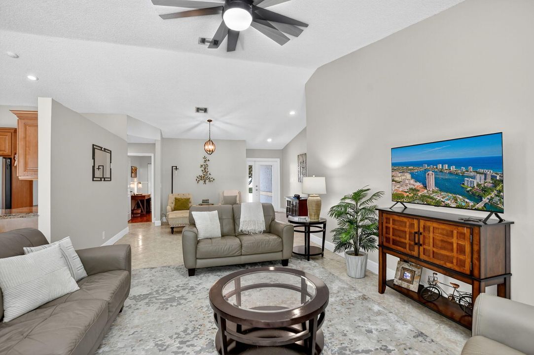 合同活跃: $799,900 (3 贝兹, 2 浴室, 1752 平方英尺)