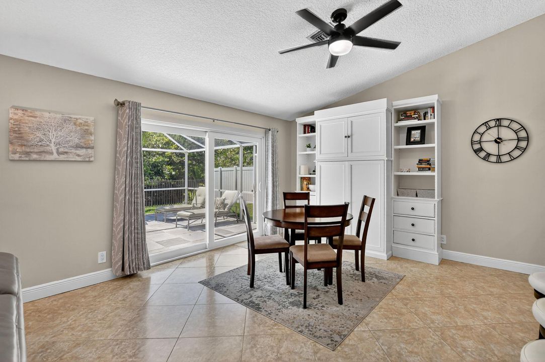 合同活跃: $799,900 (3 贝兹, 2 浴室, 1752 平方英尺)