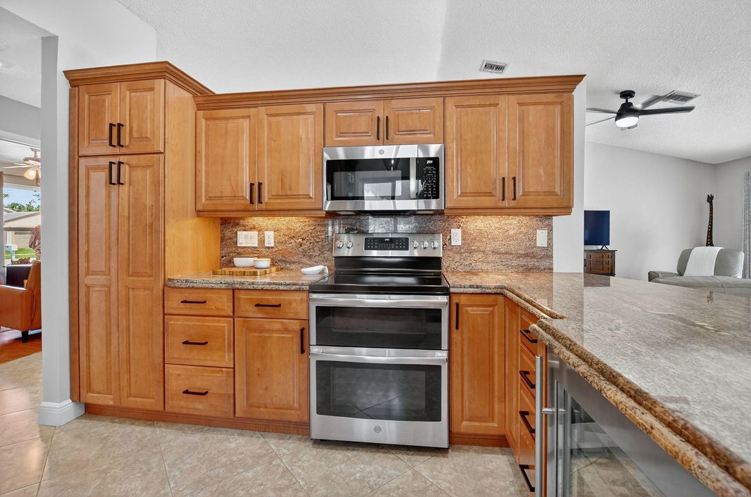 合同活跃: $799,900 (3 贝兹, 2 浴室, 1752 平方英尺)