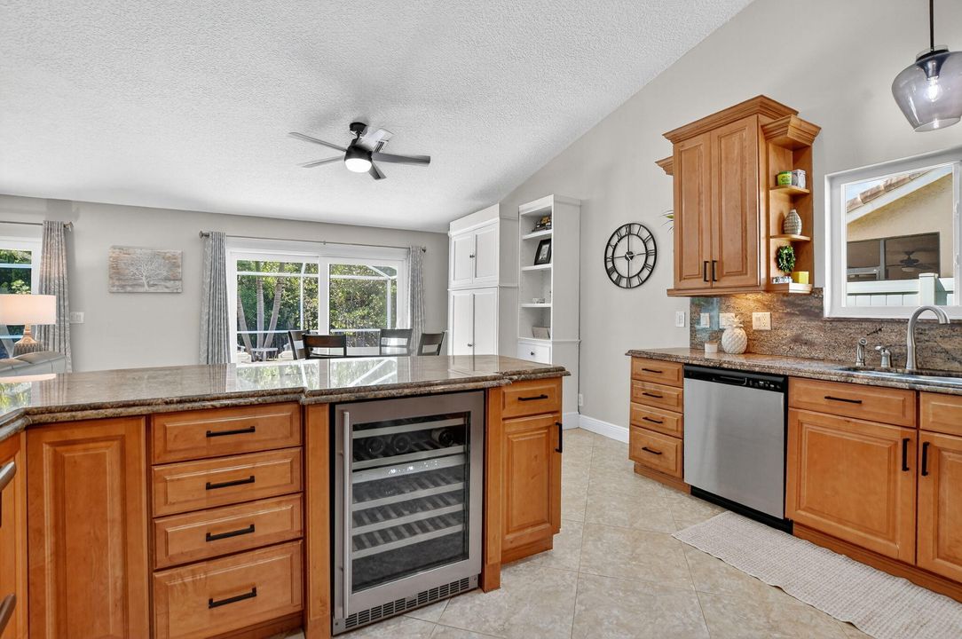 合同活跃: $799,900 (3 贝兹, 2 浴室, 1752 平方英尺)