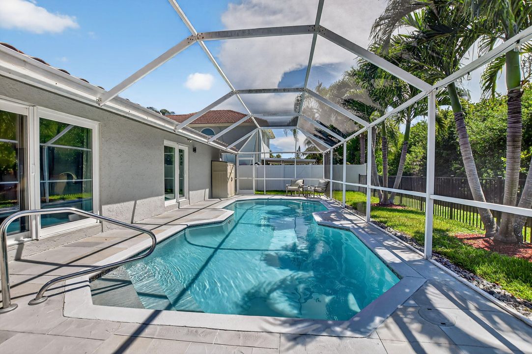 合同活跃: $799,900 (3 贝兹, 2 浴室, 1752 平方英尺)