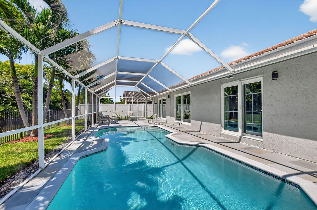 合同活跃: $799,900 (3 贝兹, 2 浴室, 1752 平方英尺)