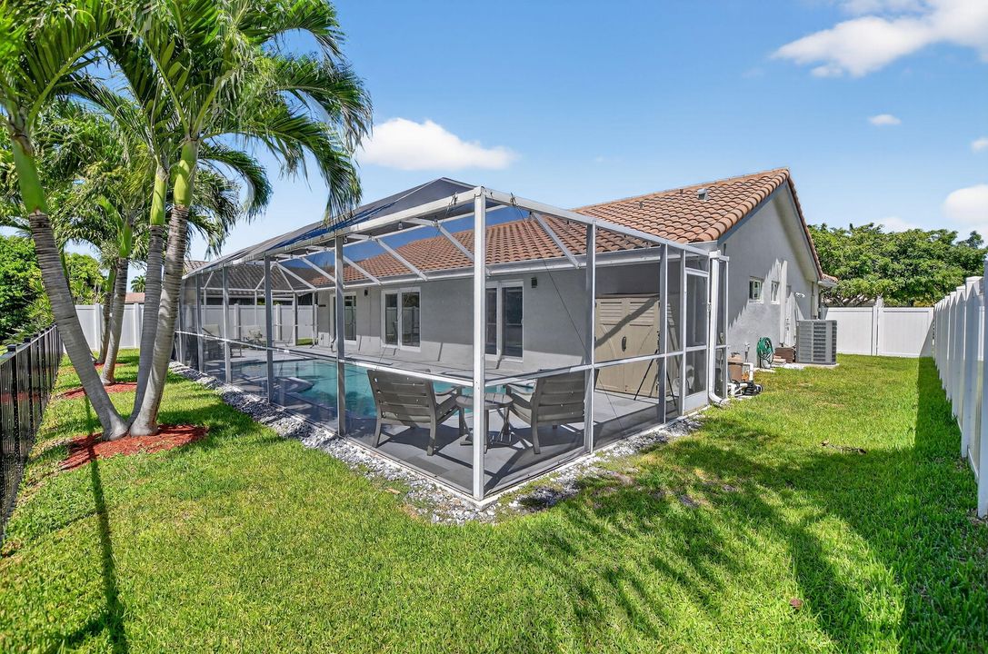 合同活跃: $799,900 (3 贝兹, 2 浴室, 1752 平方英尺)