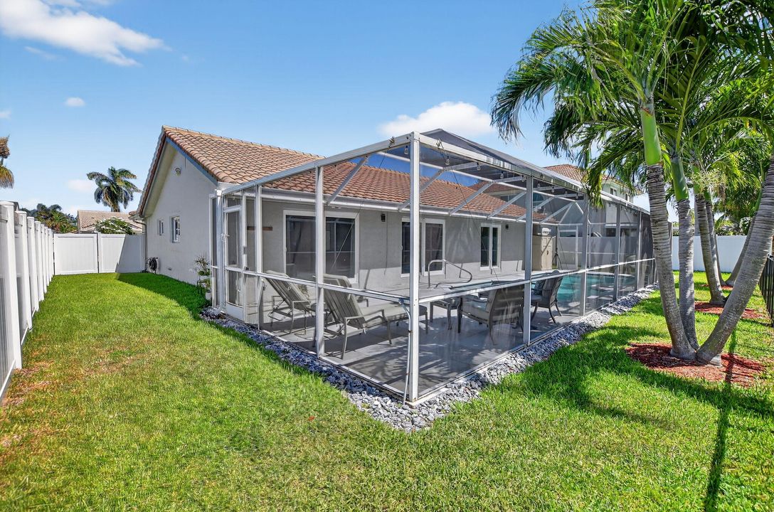 合同活跃: $799,900 (3 贝兹, 2 浴室, 1752 平方英尺)