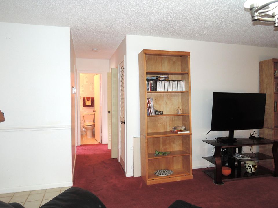 合同活跃: $1,800 (2 贝兹, 2 浴室, 1296 平方英尺)