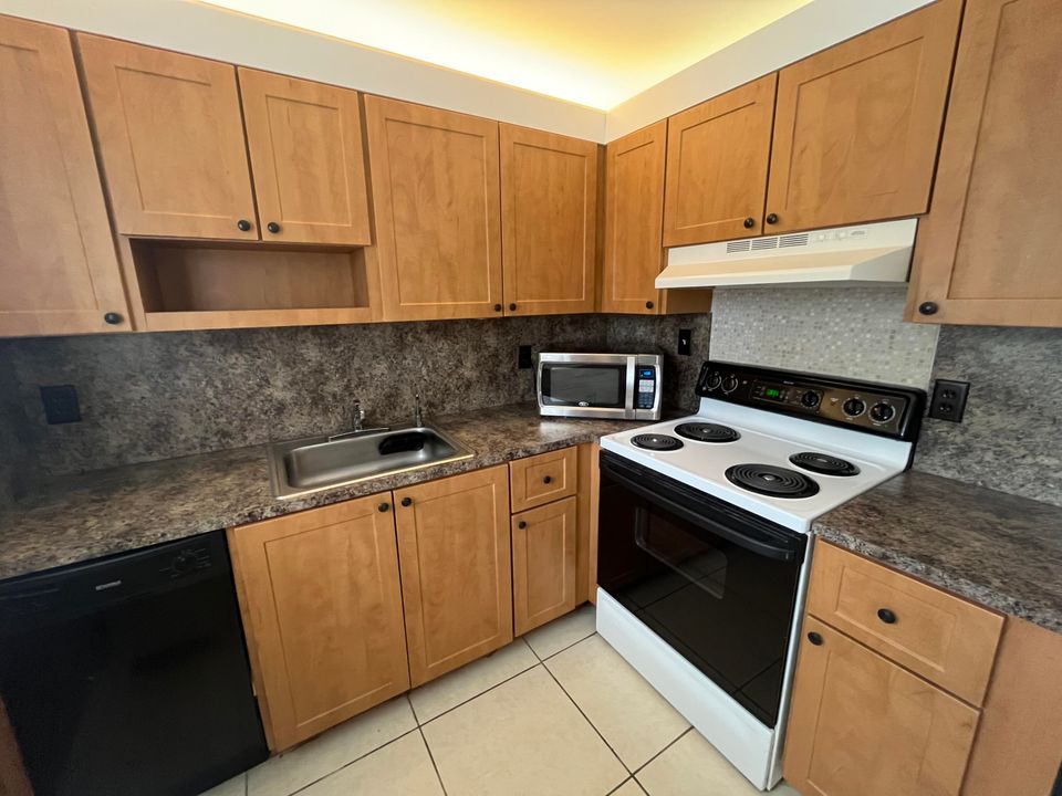 待售: $83,800 (2 贝兹, 2 浴室, 880 平方英尺)