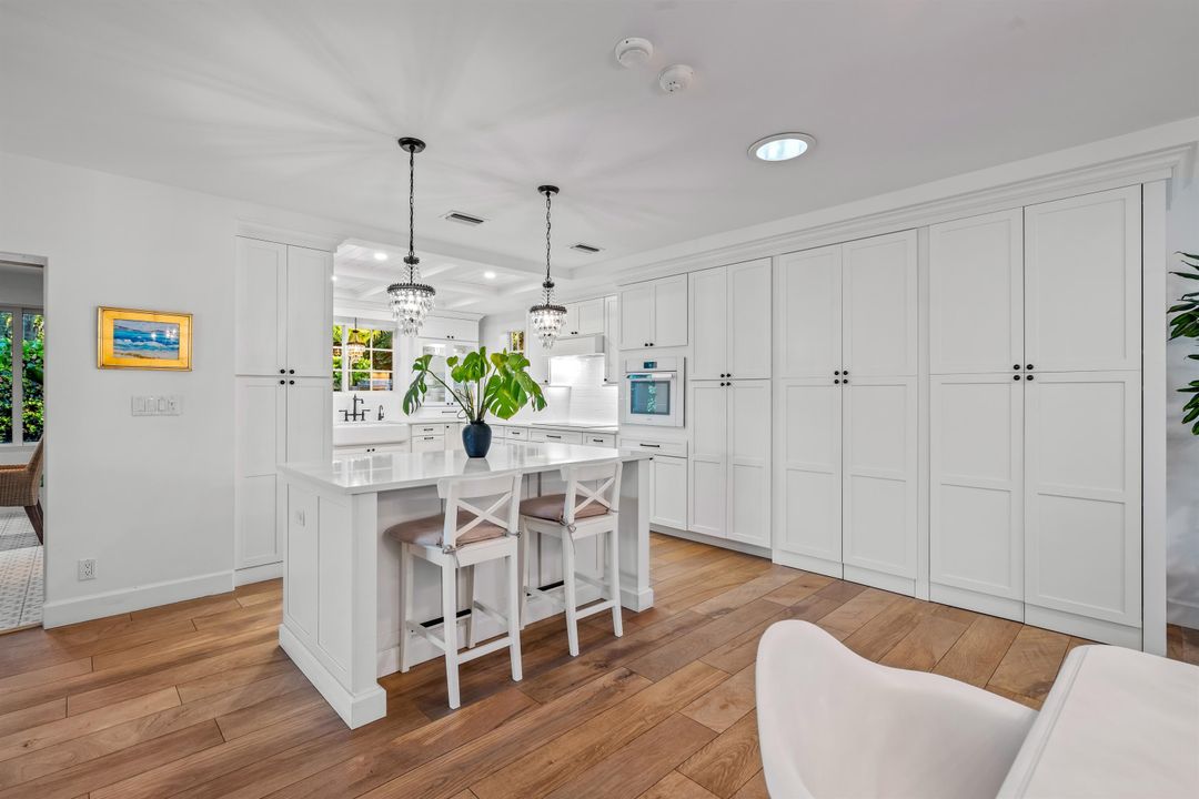 合同活跃: $2,495,000 (4 贝兹, 3 浴室, 2796 平方英尺)