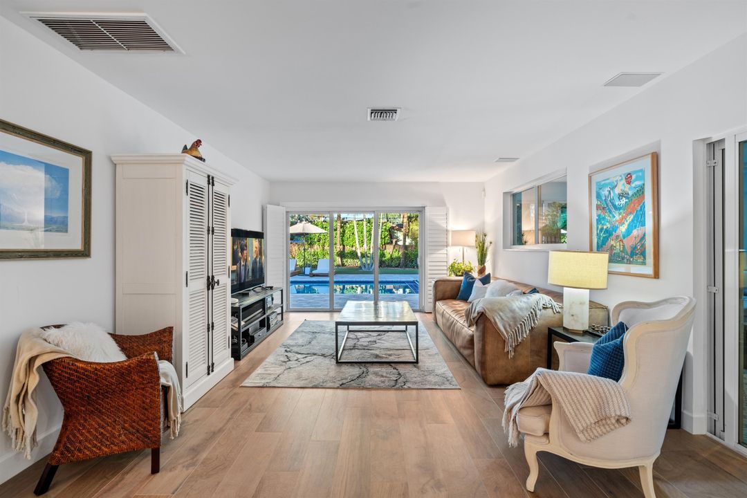 合同活跃: $2,495,000 (4 贝兹, 3 浴室, 2796 平方英尺)