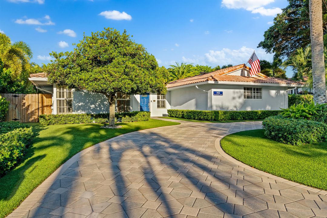 合同活跃: $2,495,000 (4 贝兹, 3 浴室, 2796 平方英尺)