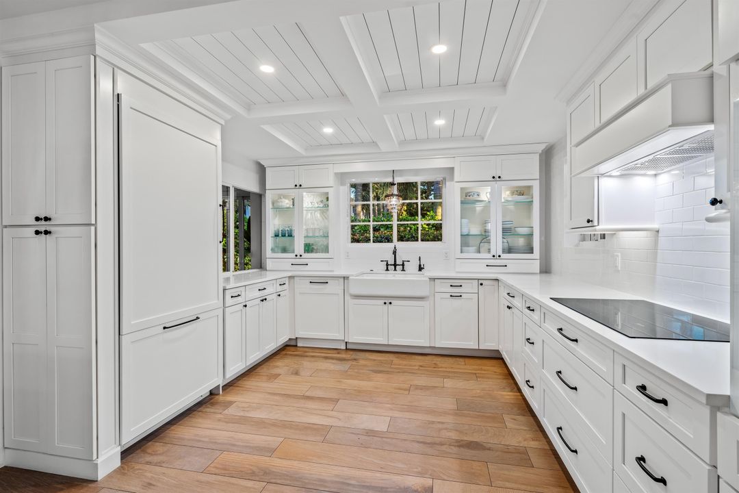 合同活跃: $2,495,000 (4 贝兹, 3 浴室, 2796 平方英尺)