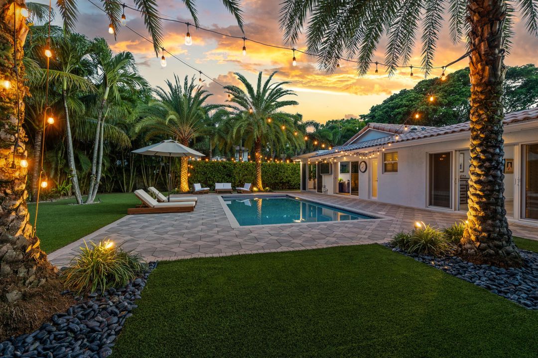 合同活跃: $2,495,000 (4 贝兹, 3 浴室, 2796 平方英尺)