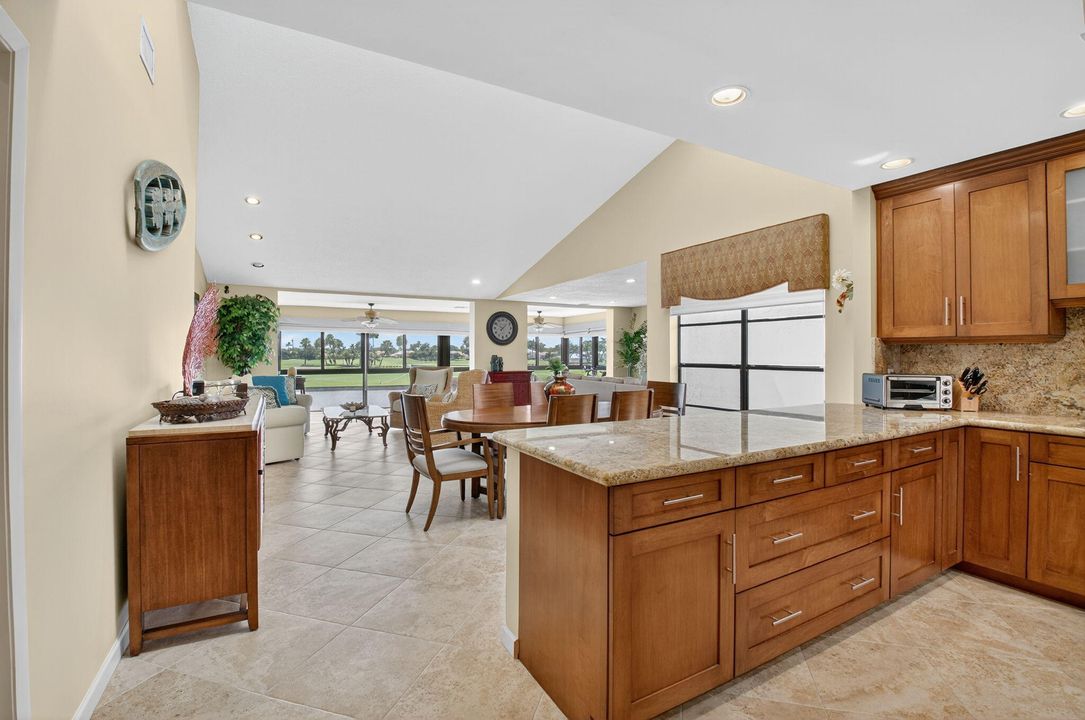 合同活跃: $6,000 (3 贝兹, 2 浴室, 2202 平方英尺)