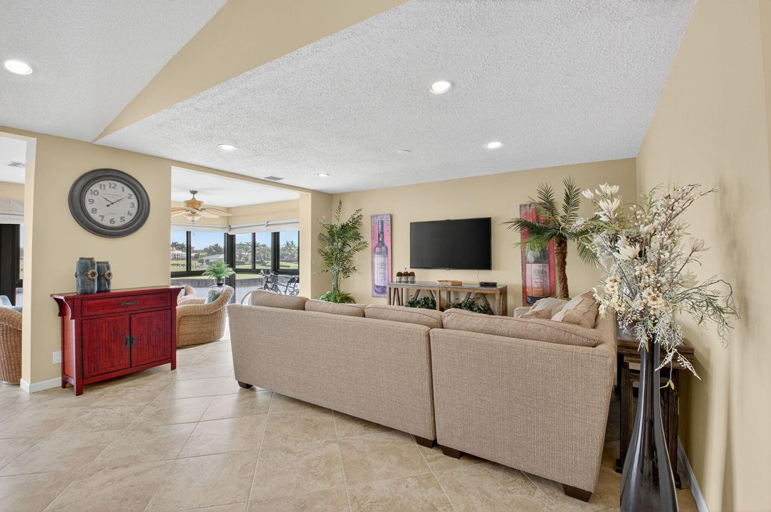 合同活跃: $6,000 (3 贝兹, 2 浴室, 2202 平方英尺)