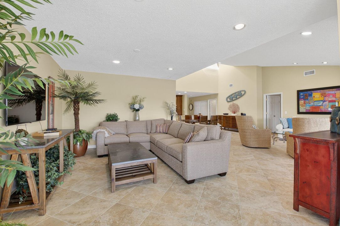 合同活跃: $6,000 (3 贝兹, 2 浴室, 2202 平方英尺)