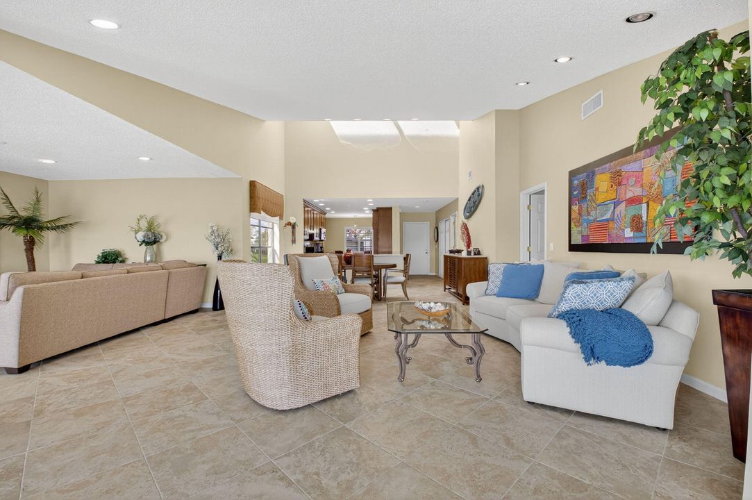 合同活跃: $6,000 (3 贝兹, 2 浴室, 2202 平方英尺)