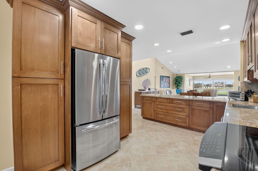 合同活跃: $6,000 (3 贝兹, 2 浴室, 2202 平方英尺)