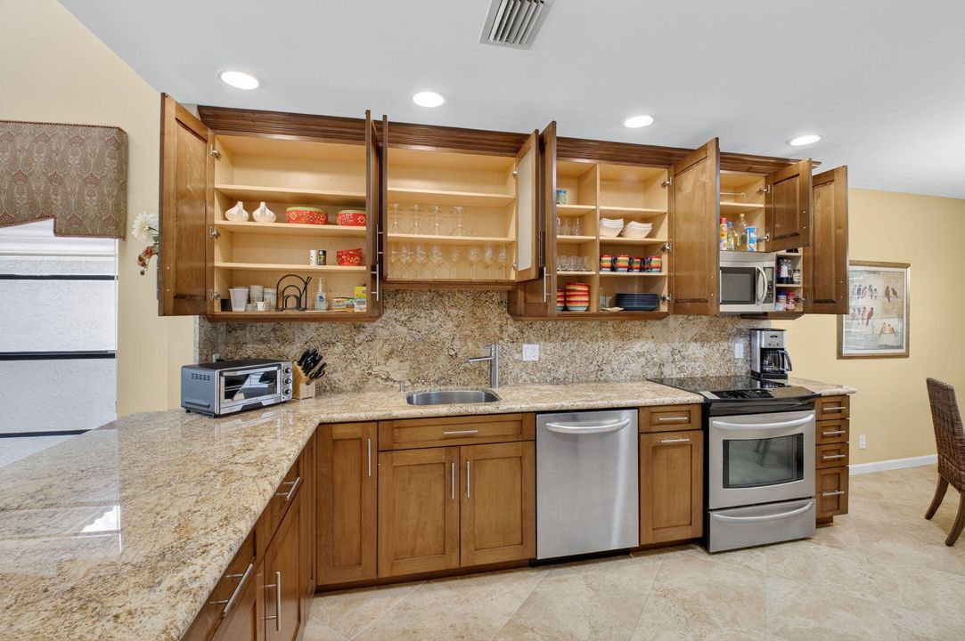 合同活跃: $6,000 (3 贝兹, 2 浴室, 2202 平方英尺)