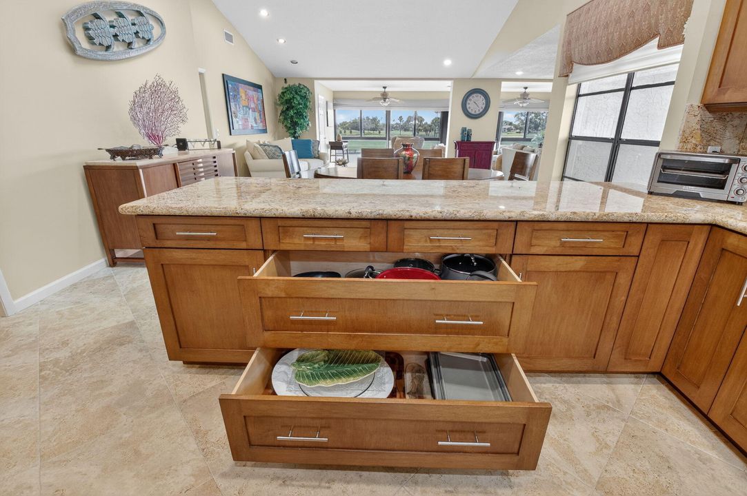 合同活跃: $6,000 (3 贝兹, 2 浴室, 2202 平方英尺)