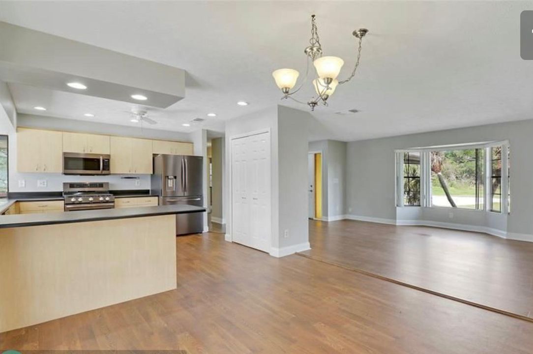 Под контрактом: $320,000 (3 спален, 2 ванн, 1512 Квадратных фут)