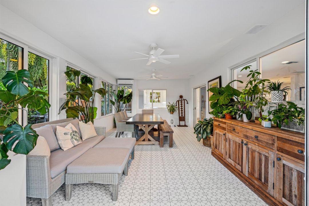 合同活跃: $2,495,000 (4 贝兹, 3 浴室, 2796 平方英尺)