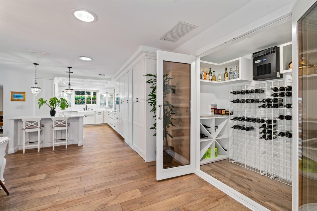 合同活跃: $2,495,000 (4 贝兹, 3 浴室, 2796 平方英尺)