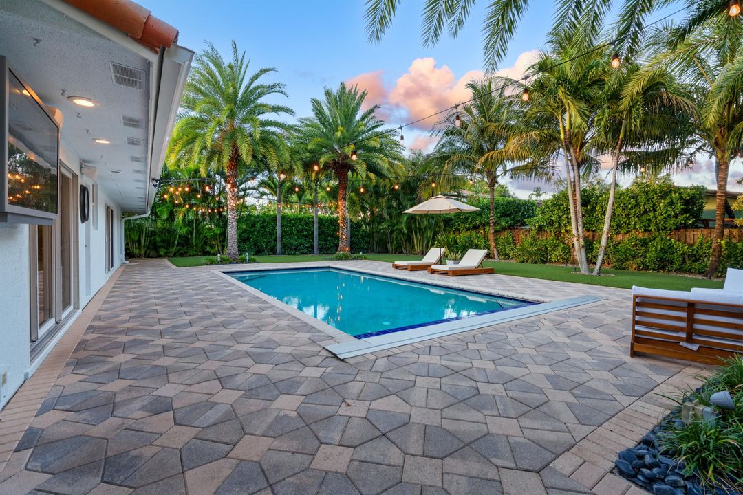 合同活跃: $2,495,000 (4 贝兹, 3 浴室, 2796 平方英尺)