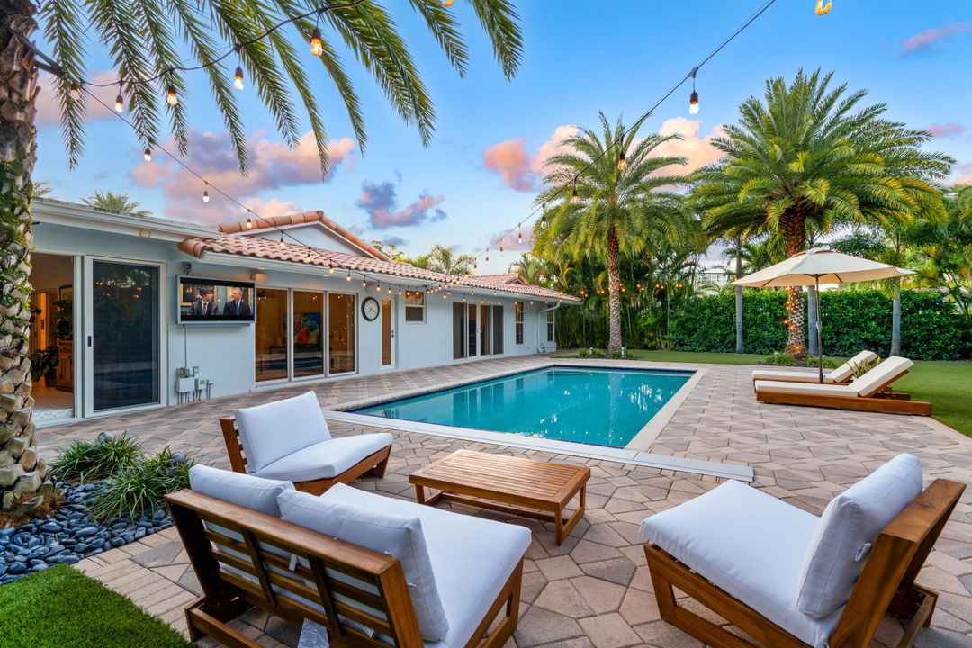 合同活跃: $2,495,000 (4 贝兹, 3 浴室, 2796 平方英尺)