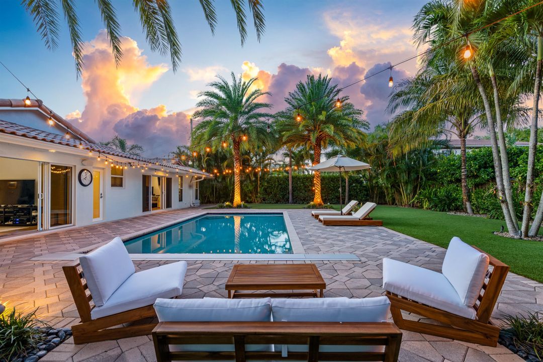 合同活跃: $2,495,000 (4 贝兹, 3 浴室, 2796 平方英尺)