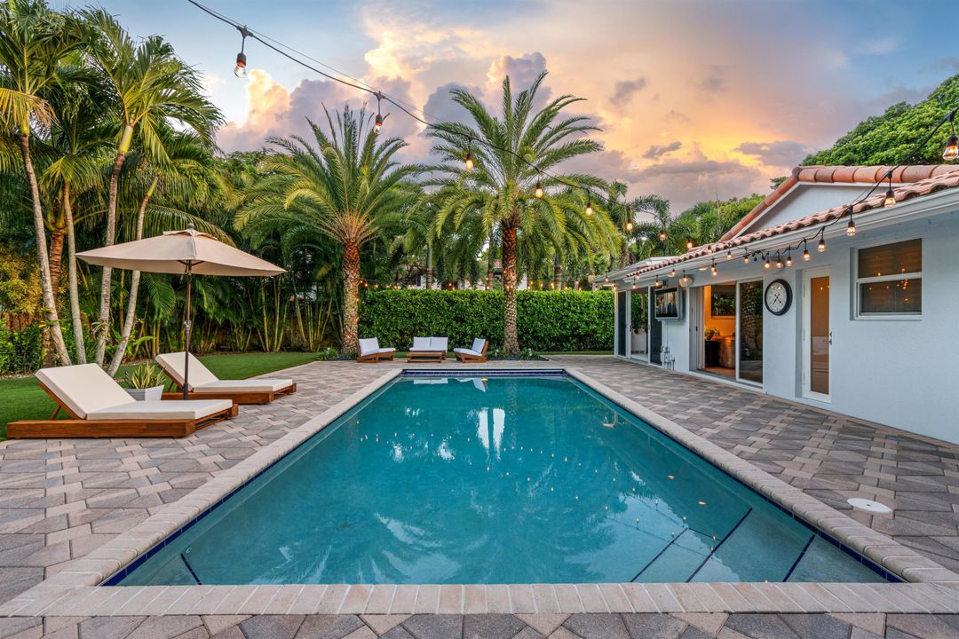 合同活跃: $2,495,000 (4 贝兹, 3 浴室, 2796 平方英尺)