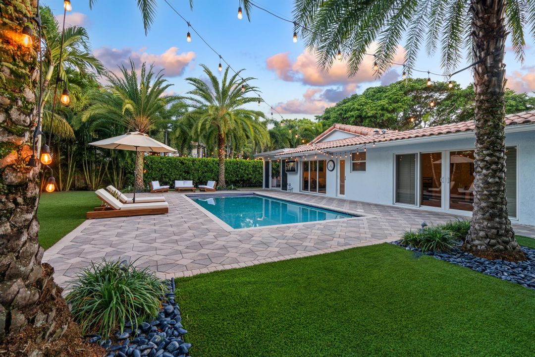 合同活跃: $2,495,000 (4 贝兹, 3 浴室, 2796 平方英尺)