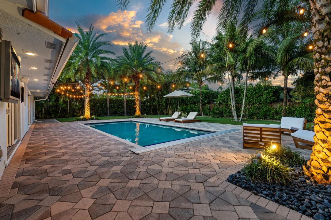 合同活跃: $2,495,000 (4 贝兹, 3 浴室, 2796 平方英尺)