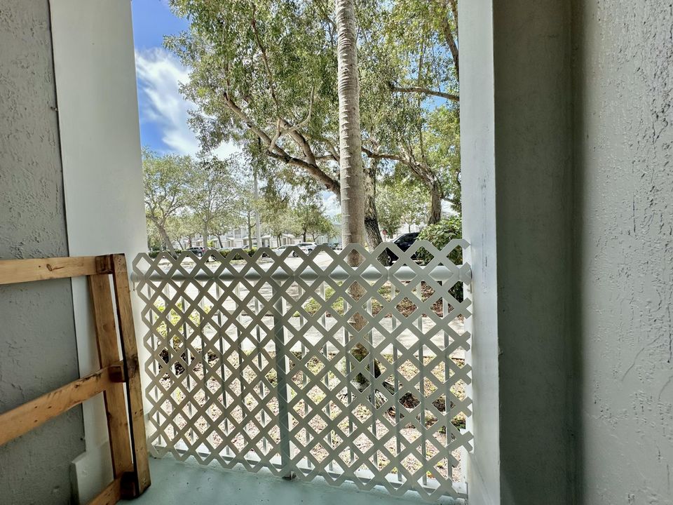 合同活跃: $2,400 (3 贝兹, 2 浴室, 1457 平方英尺)