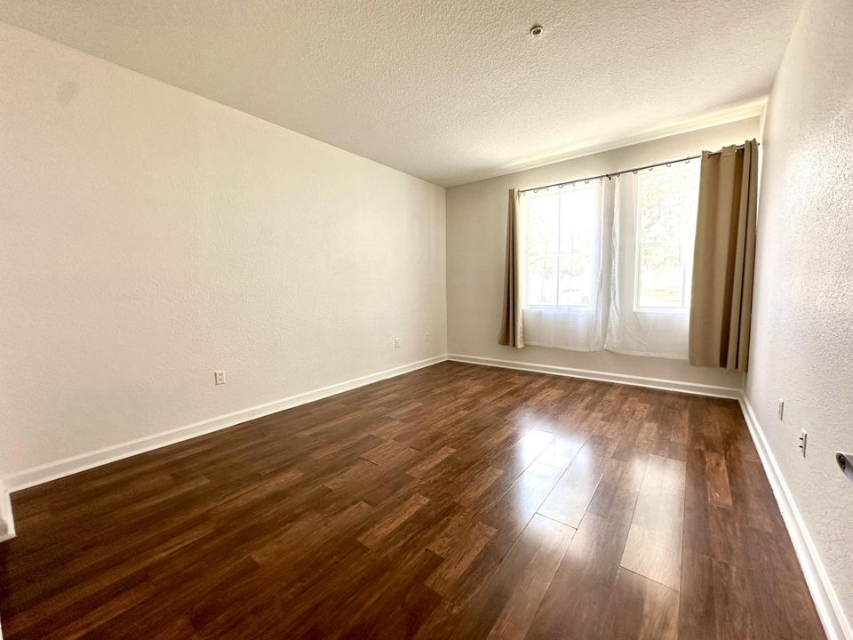 合同活跃: $2,400 (3 贝兹, 2 浴室, 1457 平方英尺)