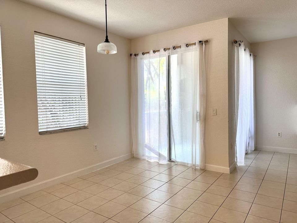 合同活跃: $2,400 (3 贝兹, 2 浴室, 1457 平方英尺)